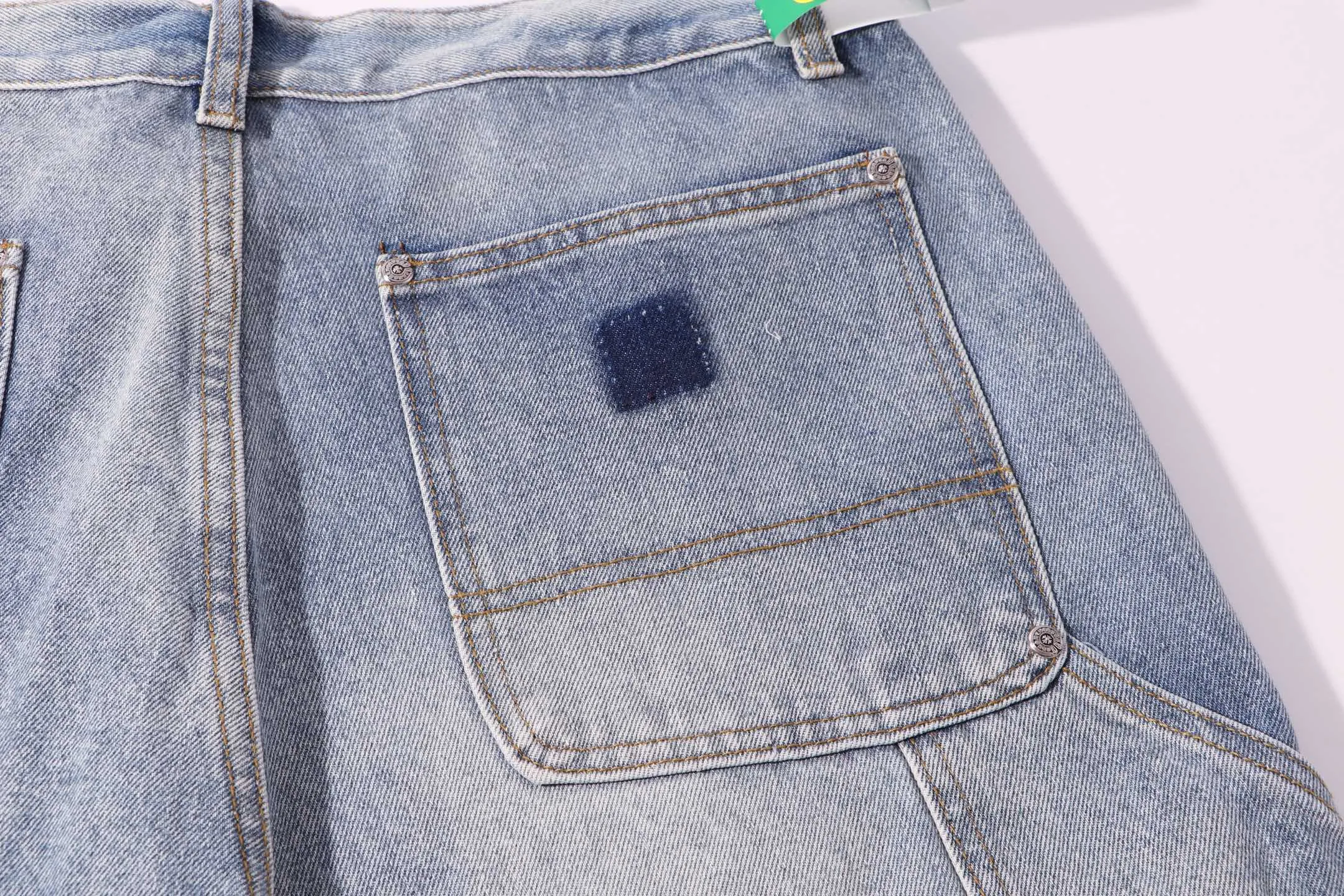 P260 Style No.: H924 Croxin & 𝐂𝐡𝐫𝐨𝐦𝐞 𝐇𝐞𝐚𝐫𝐭 ss25 white and green leather logging work jeans. Styles with different washed textures are very friendly to people with thin legs. The slightly flared version perfectly modifies the leg shape. The timeless and moderate length makes it easy to match and match. It is the basis for various styles and is a must-have in your wardrobe! The fabric is stiff but also makes the upper body soft without losing texture. The washing process is even more perfect. It is a must-have item for everyone! ! ! Washed wheat, hang tag, pants label, three labels complete Color: blue Size: 28-30-32-34-36